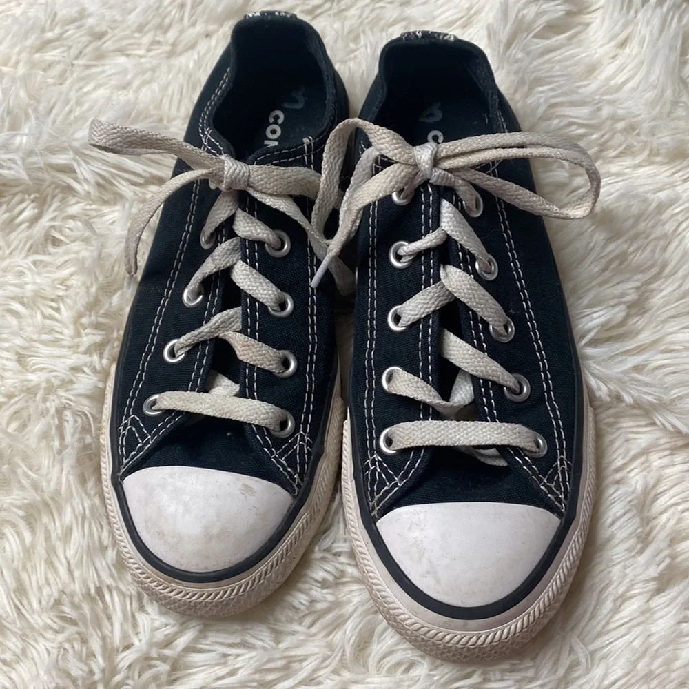 Converse Black Low Cut White Lace Up Sneakers Kid’s Size 1 Excellent Condition